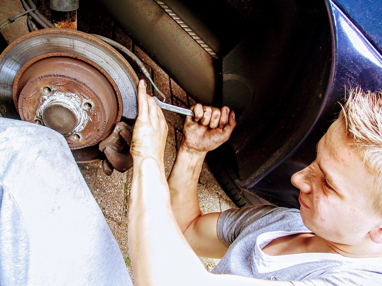 car-mechanic-2267350_1280