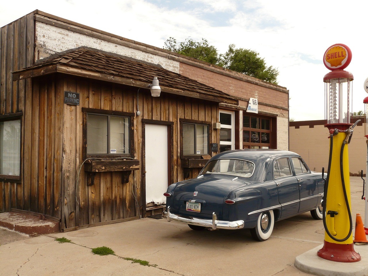 gas-station-4557_1280