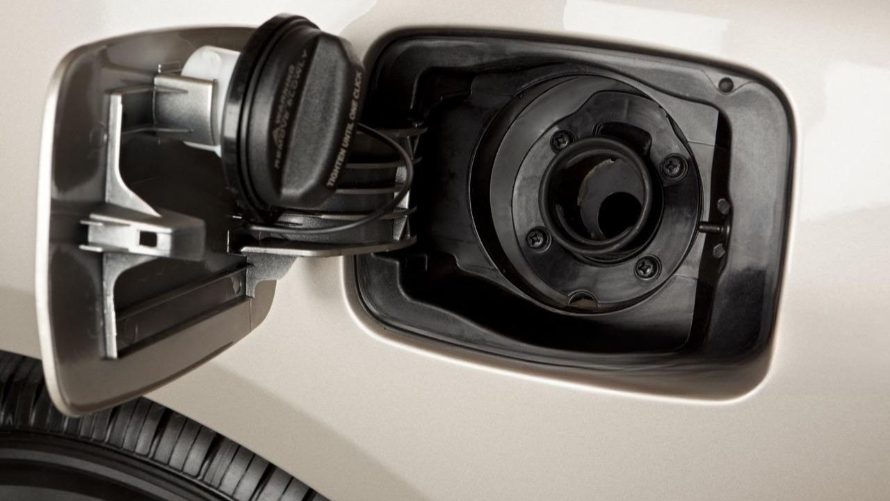 car-fuel-tank-leak-1