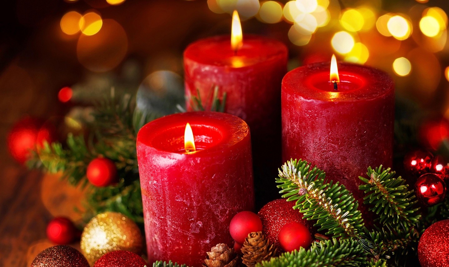 christmas-new-year-balls-red-candles-flame_2880x1800