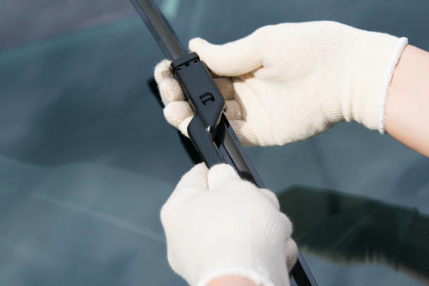replacement of windscreen wipers, specialist in rag gloves