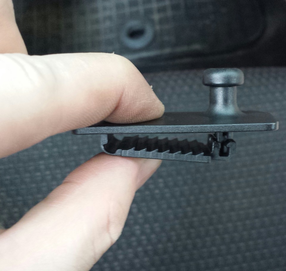 Фіксатори підлогових килимків Mazda C830-V0-329